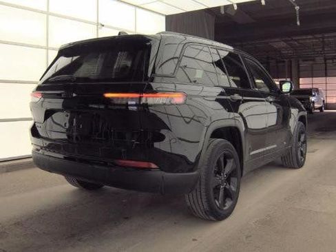 Used 2023 Jeep Grand Cherokee Altitude image 4