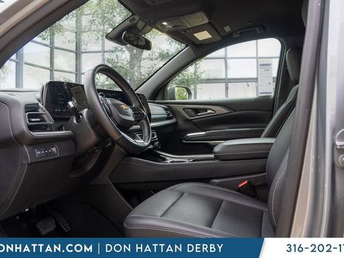 Used 2025 Chevrolet Traverse LT AWD/4WD image 3