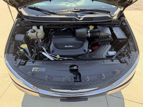 Used 2018 Chrysler Pacifica Touring-L w/ Tire & Wheel Group FWD image 27