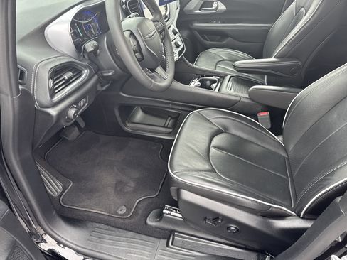 Used 2025 Chrysler Pacifica Limited image 9