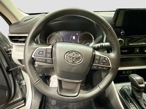 Used 2025 Toyota Highlander LE image 11