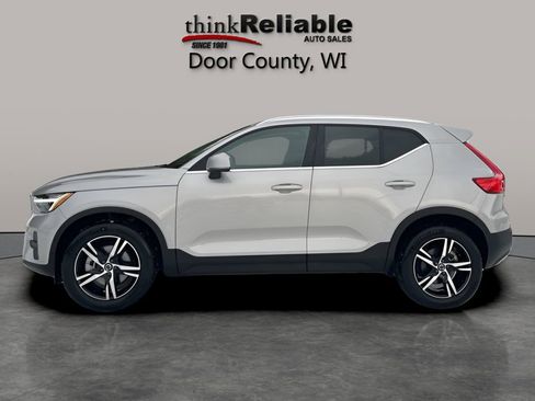 Used 2025 Volvo XC40 B5 Core image 2