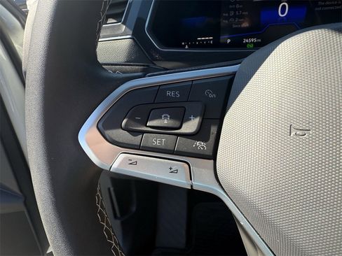 Used 2022 Volkswagen Tiguan SE image 16