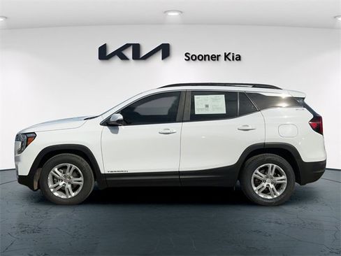 Used 2022 GMC Terrain SLE w/ Driver Convenience Package image 3