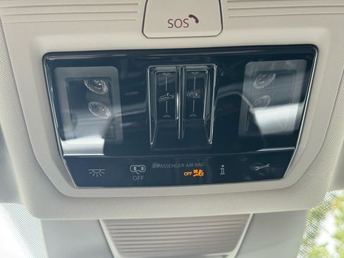 New 2025 Volkswagen Tiguan SE image 32