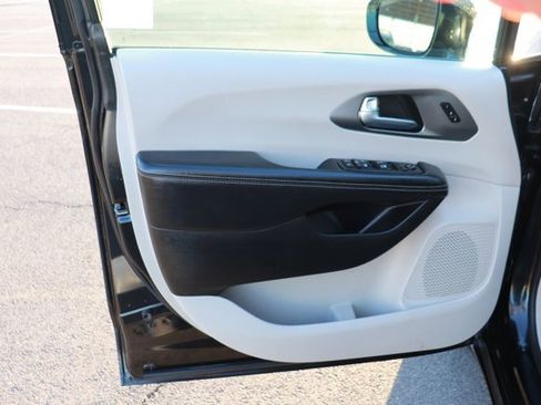 Used 2022 Chrysler Pacifica Touring-L image 9