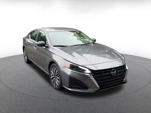 Used 2025 Nissan Altima 2.5 SV FWD image 3