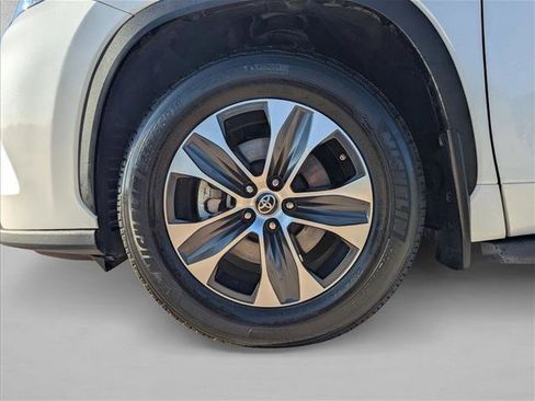 Used 2022 Toyota Highlander XLE image 22