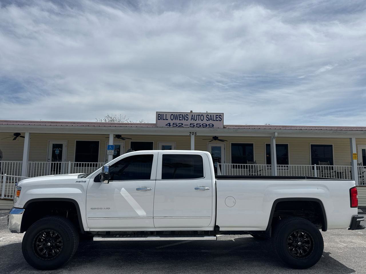 Used 2016 GMC Sierra 2500 SLT w/ Duramax Plus Package AWD/4WD image 2