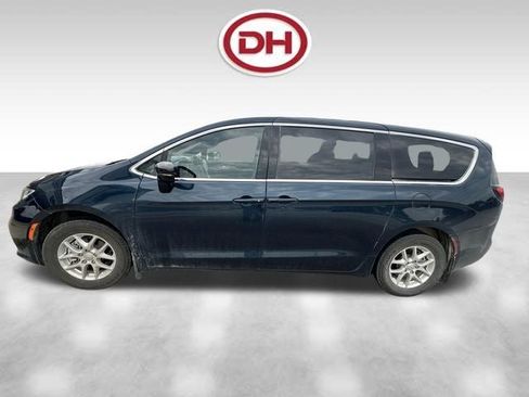 Used 2025 Chrysler Pacifica Select FWD image 6