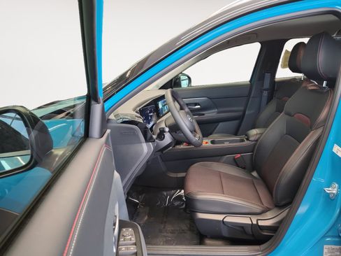 Used 2025 Nissan Kicks SR FWD image 23