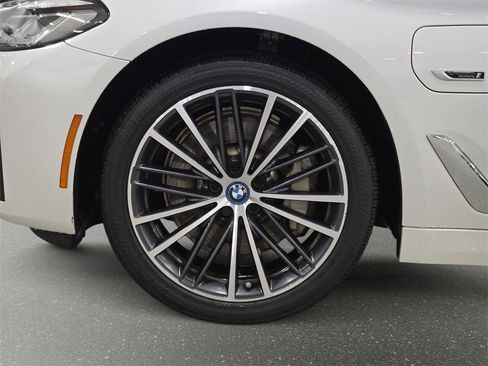 Certified 2023 BMW 530e w/ Premium Package image 27