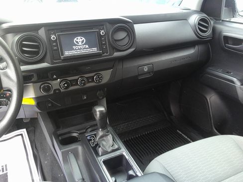 Used 2018 Toyota Tacoma SR image 22