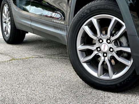 Used 2024 GMC Terrain SLT FWD image 2