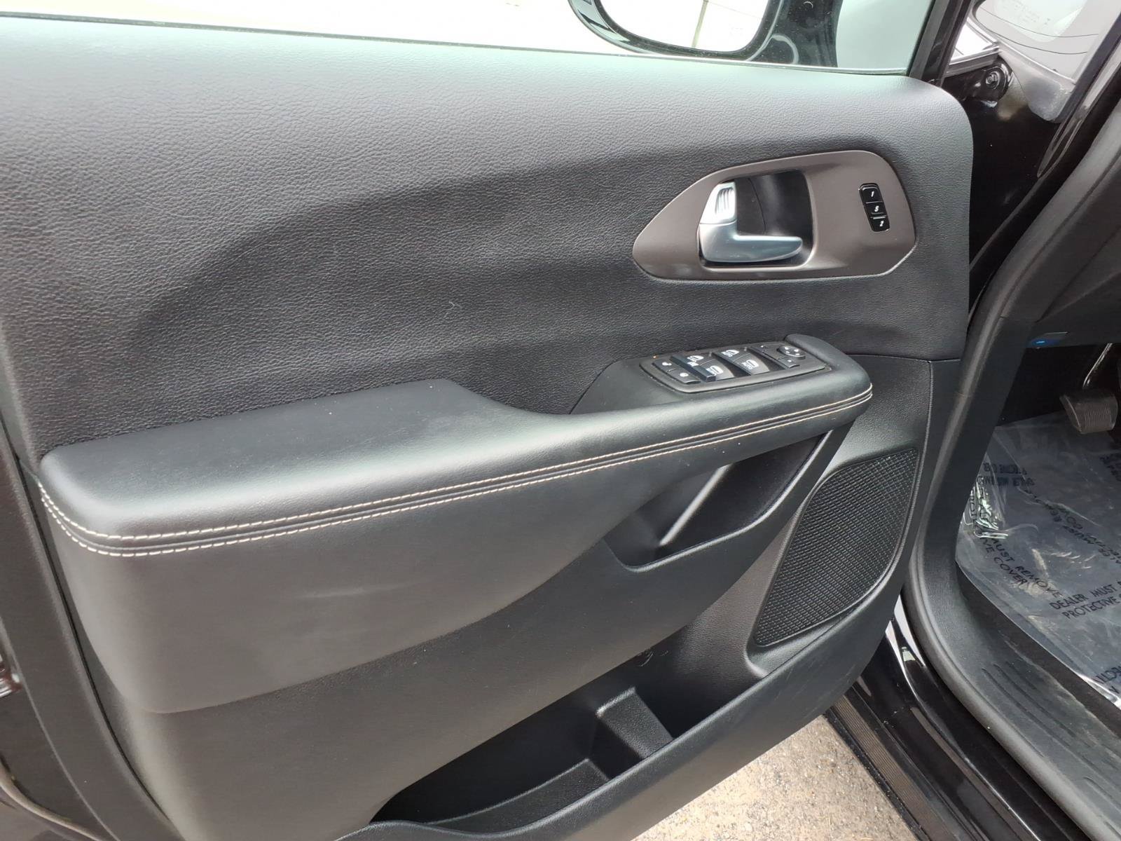 Used 2025 Chrysler Pacifica Select FWD image 8
