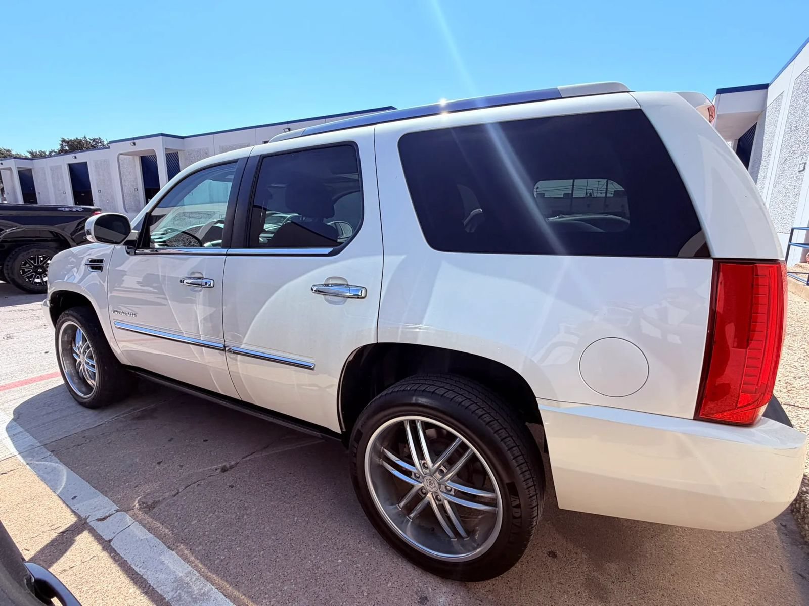 Used 2013 Cadillac Escalade Luxury RWD image 2