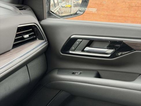 Used 2025 Chevrolet Suburban LS image 36