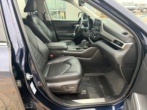Used 2022 Toyota Highlander XLE AWD/4WD image 25