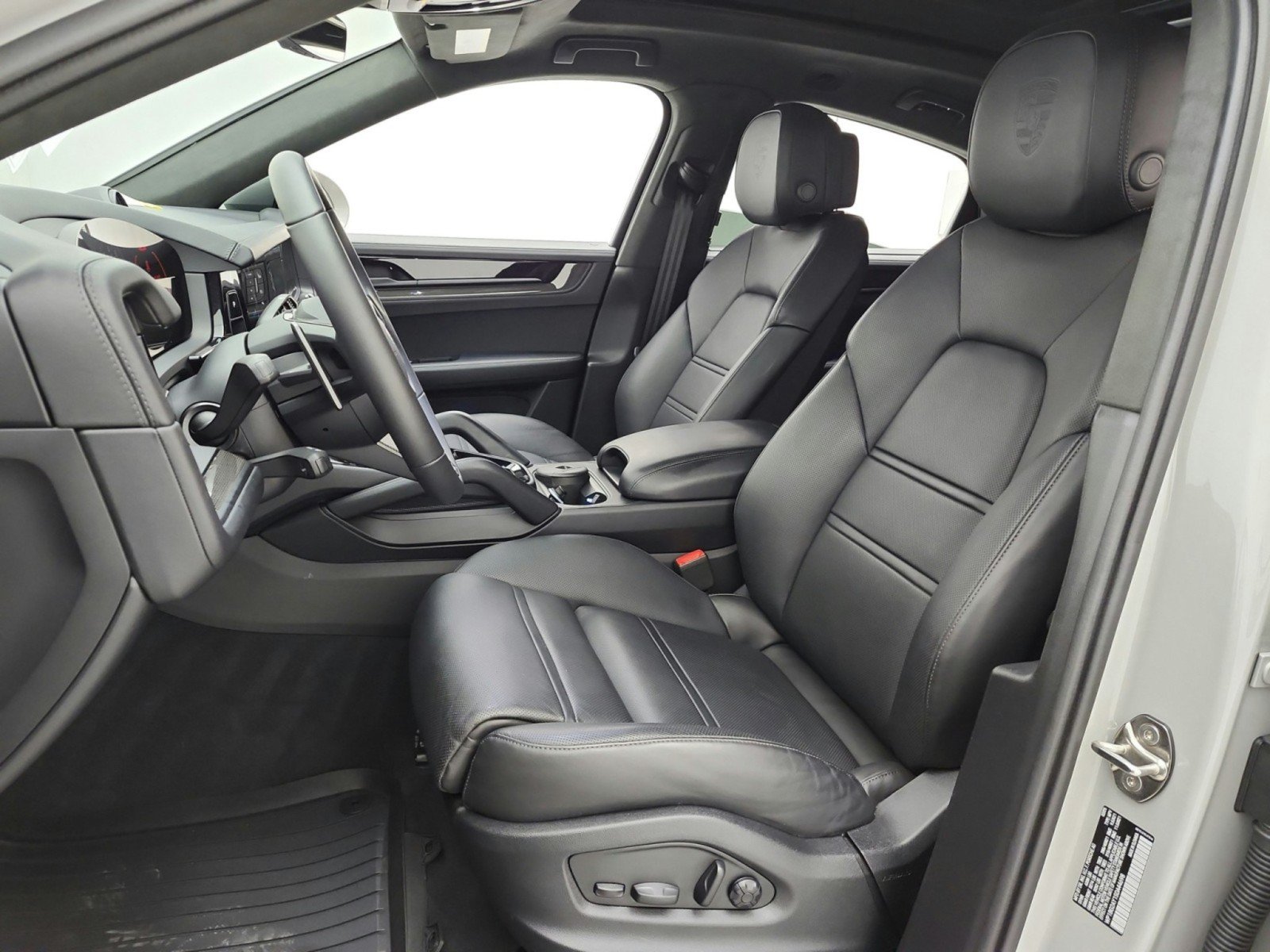 Used 2025 Porsche Cayenne GTS AWD/4WD image 13