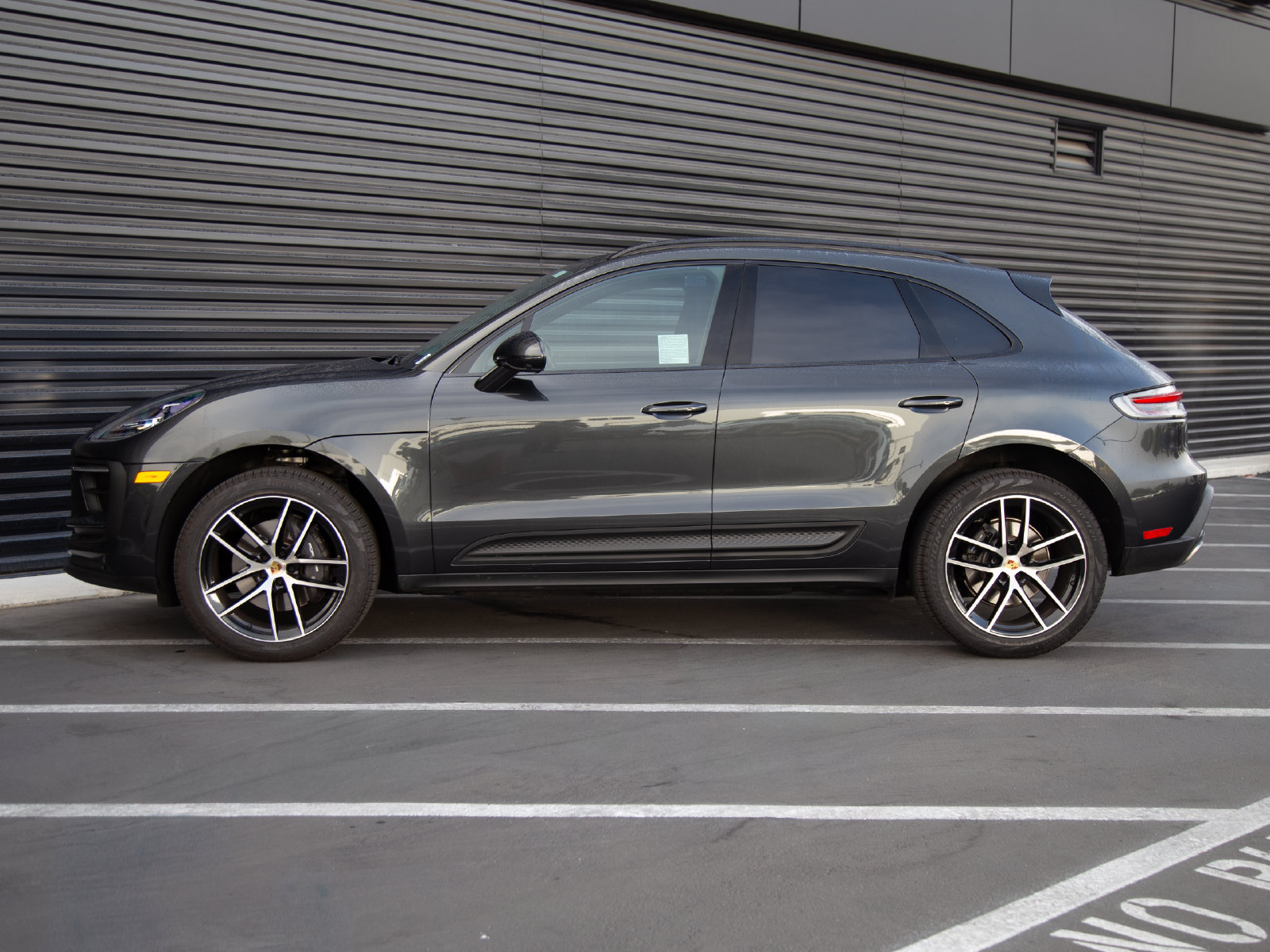 Certified 2026 Porsche Macan AWD/4WD image 2