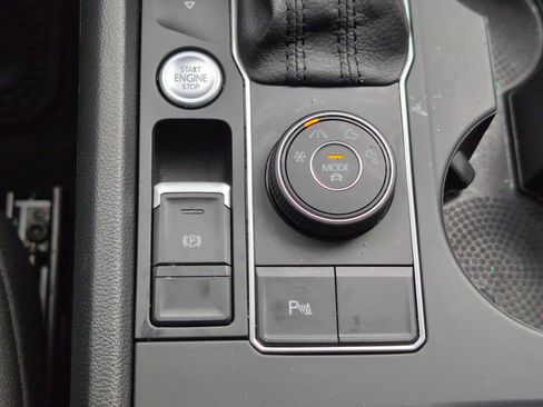 Used 2020 Volkswagen Atlas Cross Sport SE w/ Panoramic Sunroof Package image 23