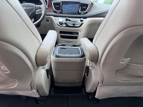 Used 2020 Chrysler Pacifica Limited FWD image 17