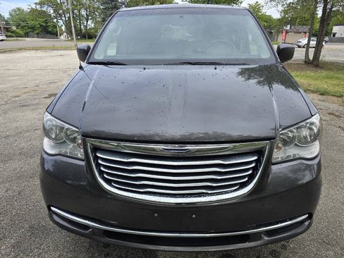 Used 2016 Chrysler Town & Country Touring FWD image 2