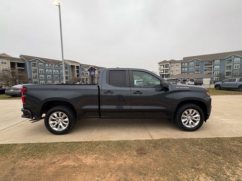 Used 2020 Chevrolet Silverado 1500 Custom w/ Custom Value Package image 9