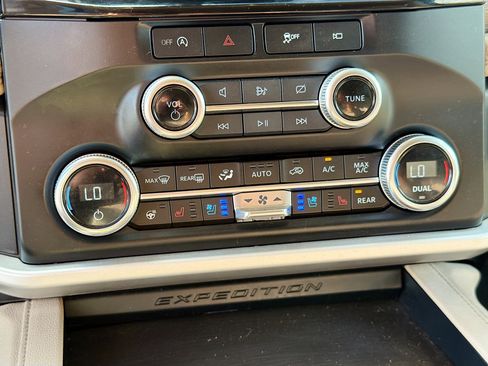 Used 2024 Ford Expedition Limited image 36