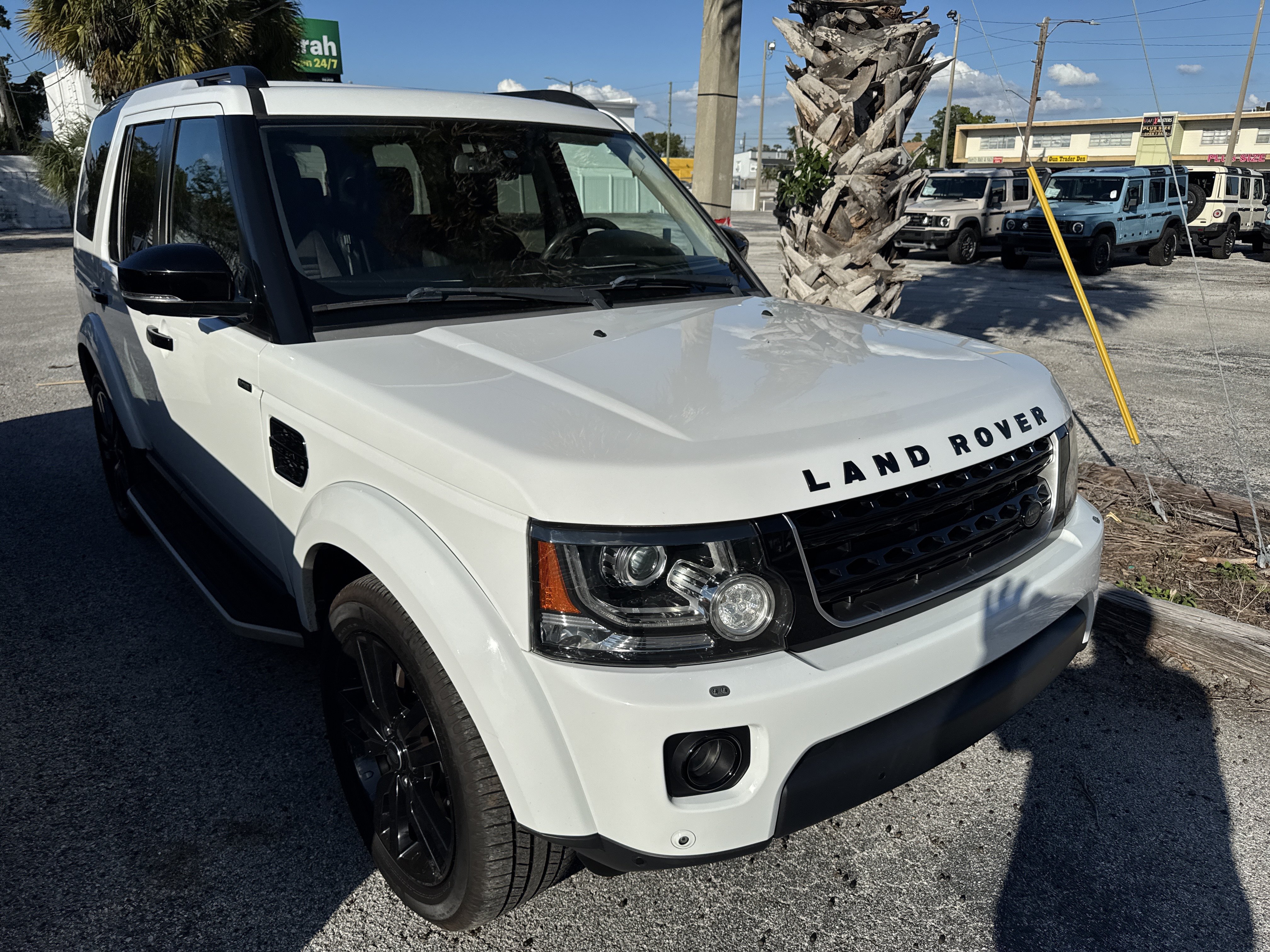 Used 2016 Land Rover LR4 HSE LUX AWD/4WD image 3