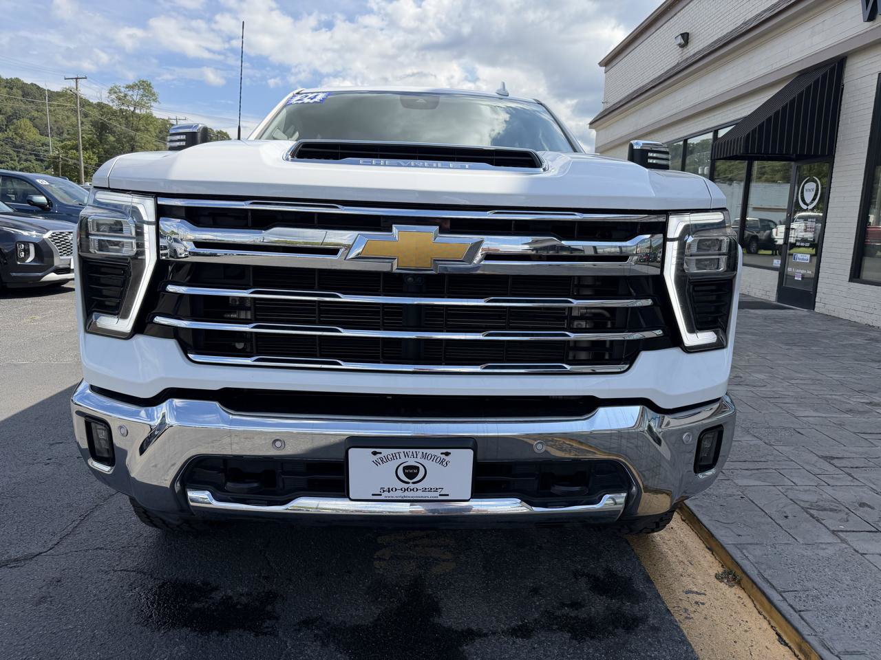 Used 2024 Chevrolet Silverado 2500 LTZ w/ LTZ Convenience Package AWD/4WD image 7