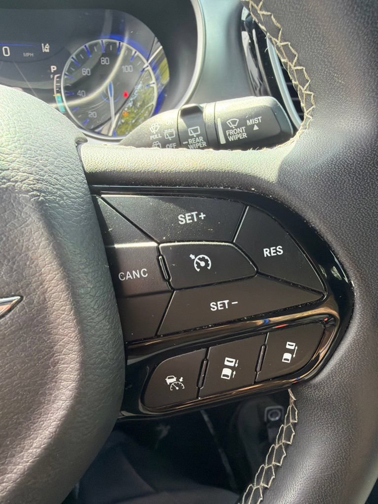Used 2023 Chrysler Pacifica Touring FWD image 19