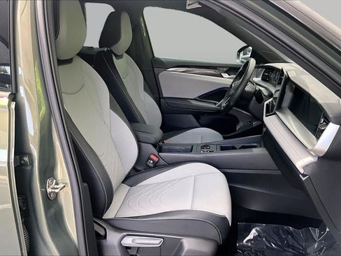 Certified 2025 Volkswagen Tiguan SE R-Line AWD/4WD image 8