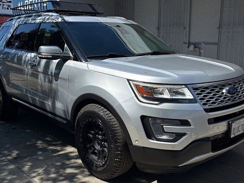 Used 2017 Ford Explorer Platinum AWD/4WD image 2