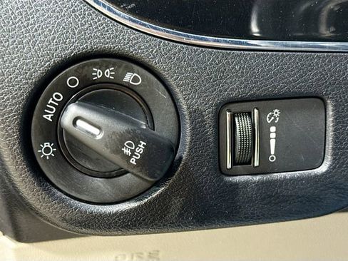 Used 2018 Dodge Grand Caravan SXT image 12