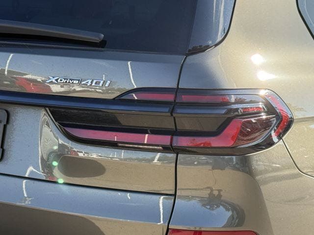 Used 2025 BMW X7 xDrive40i w/ M Sport Package AWD/4WD image 7