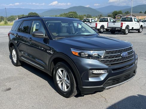 Used 2022 Ford Explorer XLT w/ Equipment Group 202A image 4
