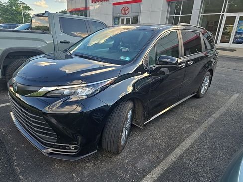 Used 2025 Toyota Sienna XLE w/ XLE Plus Package AWD/4WD image 1