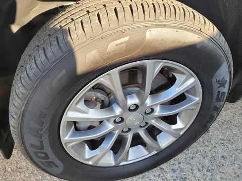 Used 2019 Jeep Cherokee Latitude Plus image 31