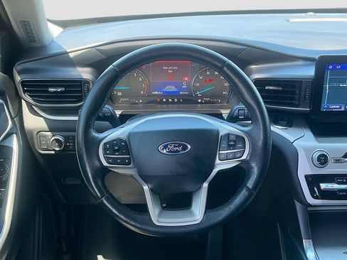 Used 2022 Ford Explorer XLT w/ Equipment Group 202A AWD/4WD image 11
