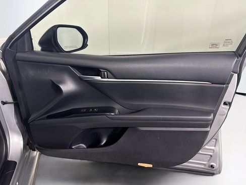 Used 2018 Toyota Camry SE w/ Moonroof Package image 32