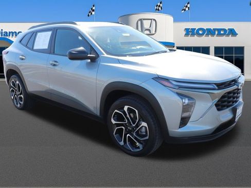 Used 2025 Chevrolet Trax RS w/ Driver Confidence Package FWD image 1