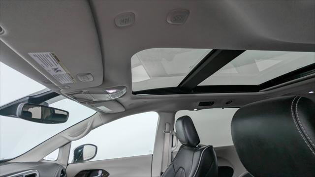 Used 2023 Chrysler Pacifica Limited FWD image 16