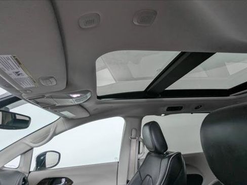 Used 2023 Chrysler Pacifica Limited FWD image 16