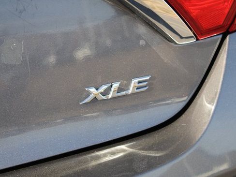 Used 2016 Toyota Camry XLE image 10