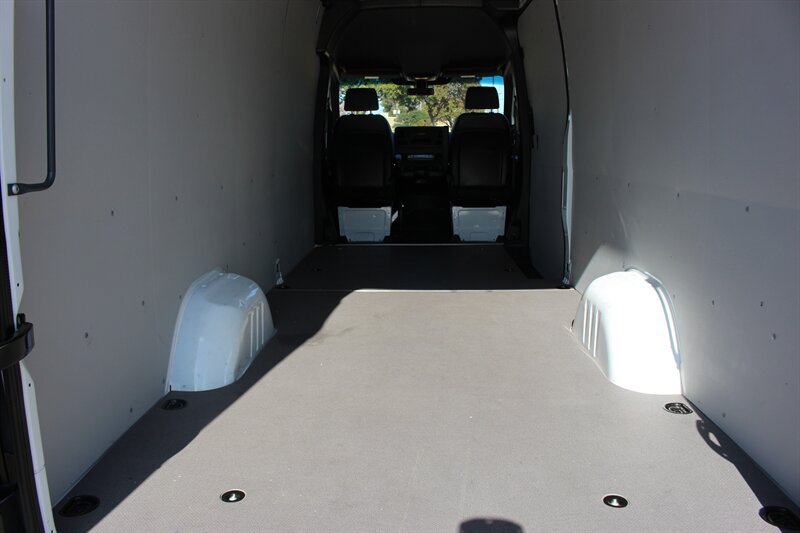 Used 2025 Mercedes-Benz Sprinter 2500 image 9