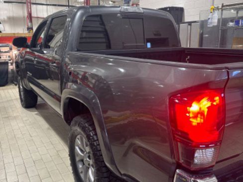 Used 2019 Toyota Tacoma SR5 image 9