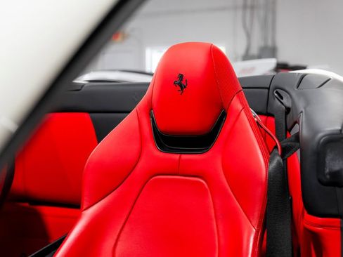 Used 2020 Ferrari Portofino RWD image 39