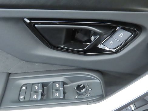 Used 2025 Lamborghini Urus SE image 24