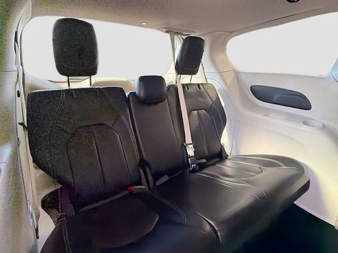 Used 2023 Chrysler Pacifica Touring-L image 26